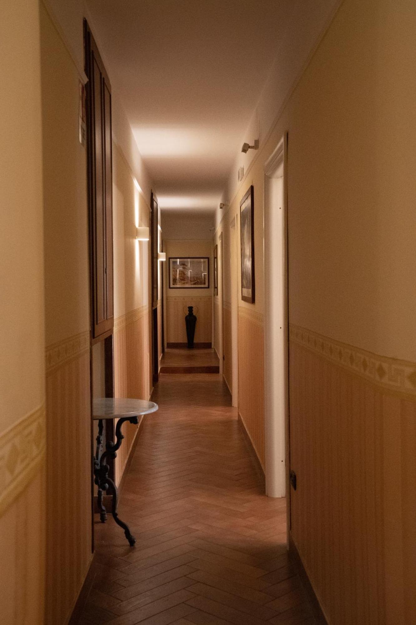 B&B Conte Cavour Napels Buitenkant foto