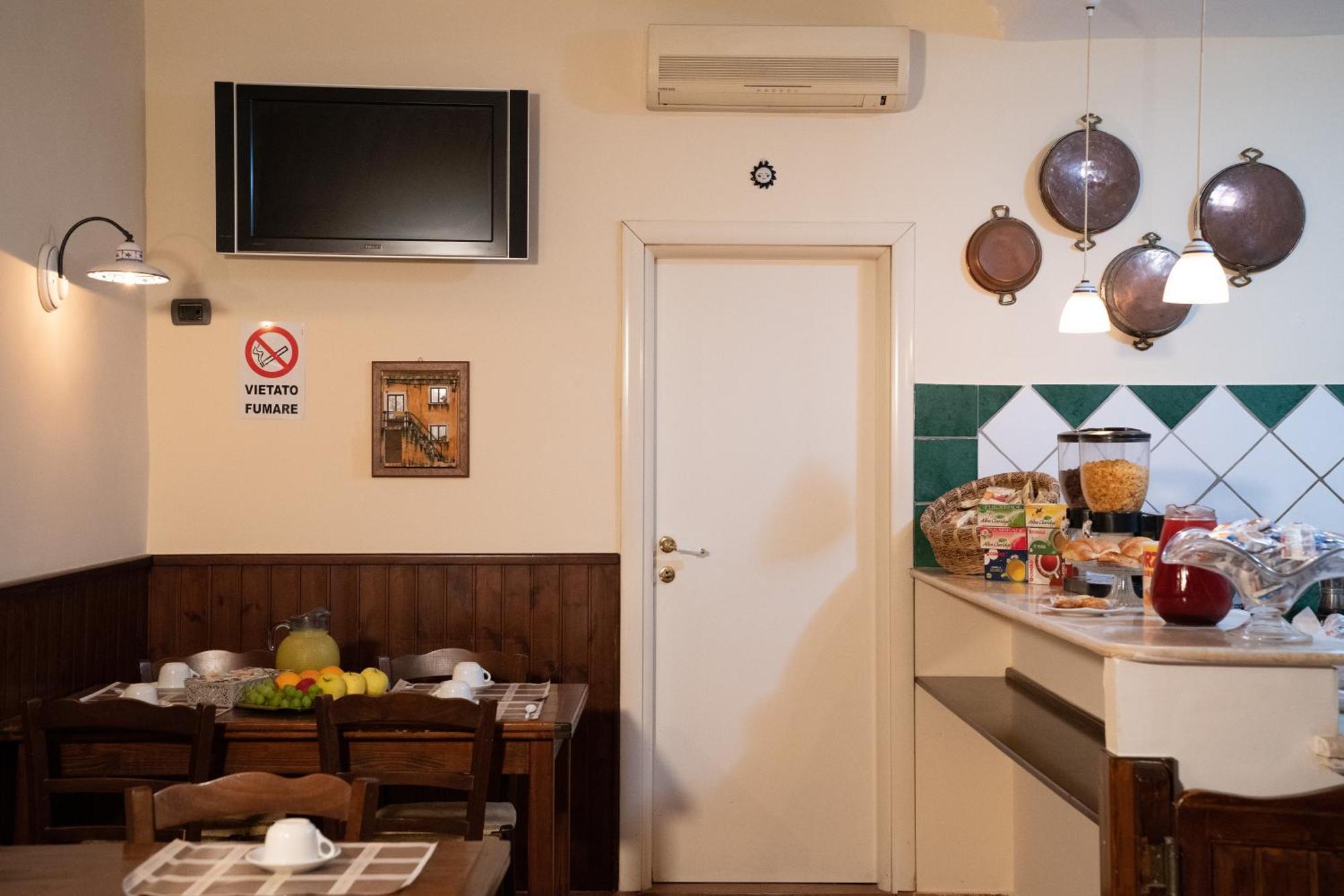 B&B Conte Cavour Napels Buitenkant foto