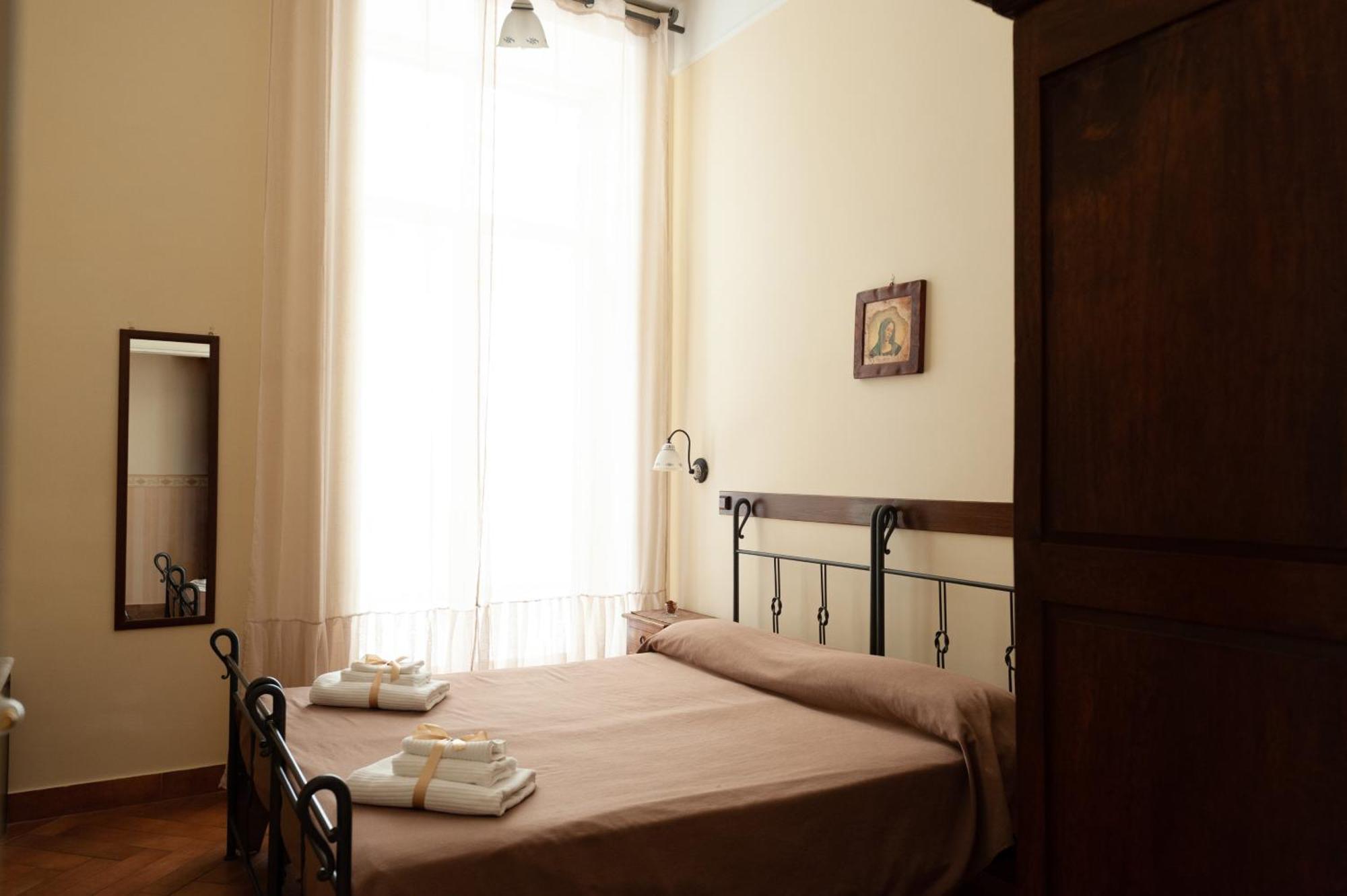 B&B Conte Cavour Napels Buitenkant foto