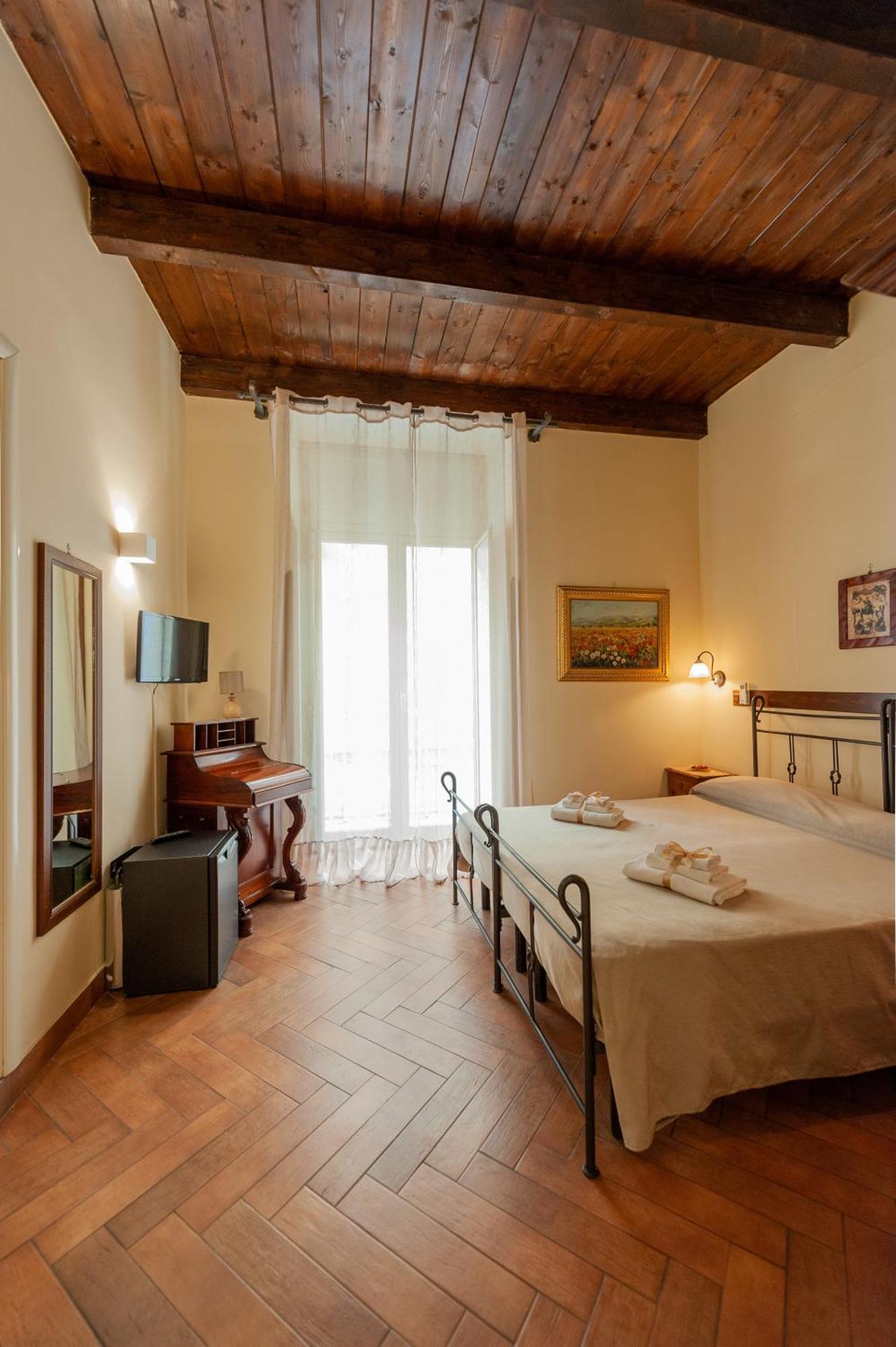 B&B Conte Cavour Napels Buitenkant foto