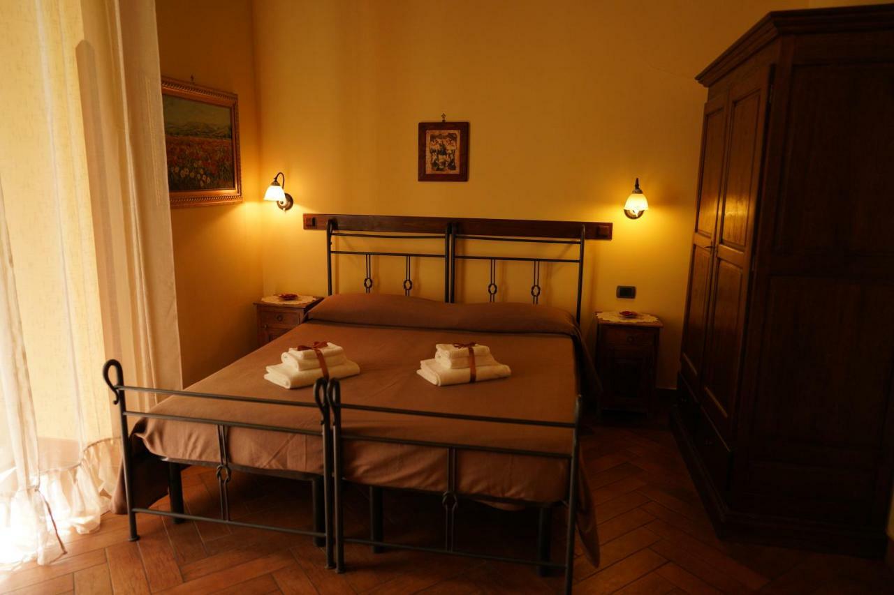 B&B Conte Cavour Napels Buitenkant foto