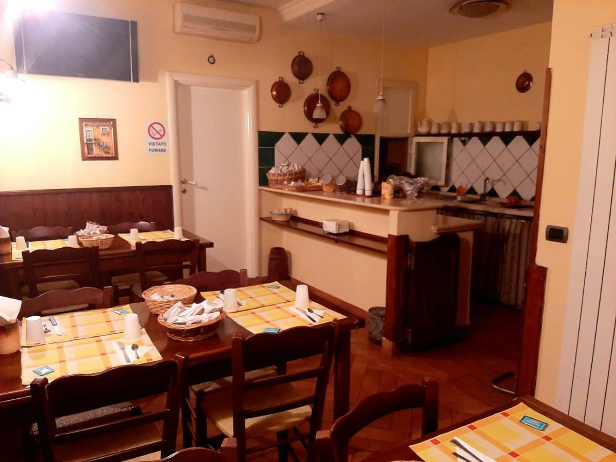B&B Conte Cavour Napels Buitenkant foto
